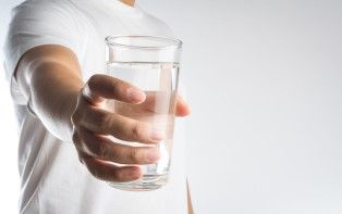 Xérostomie : pourquoi vous avez (parfois) la bouche sèche Les conseils de votre pharmacien en ligne en cas de bouche sèche