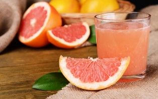 Pourquoi le pamplemousse et les médicaments font mauvais ménage Votre pharmacien en ligne vous explique pourquoi le pamplemousse et les médicaments font mauvais ménage